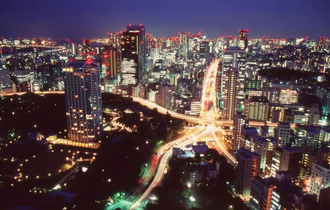 Per preparare al meglio il tuo soggiorno a Tokyo prenota volo e alloggio in tempo, scegli in quale quartiere risiedere in base ai luoghi che vuoi visitare, prendi lezioni di giapponese per imparare le parole di base.