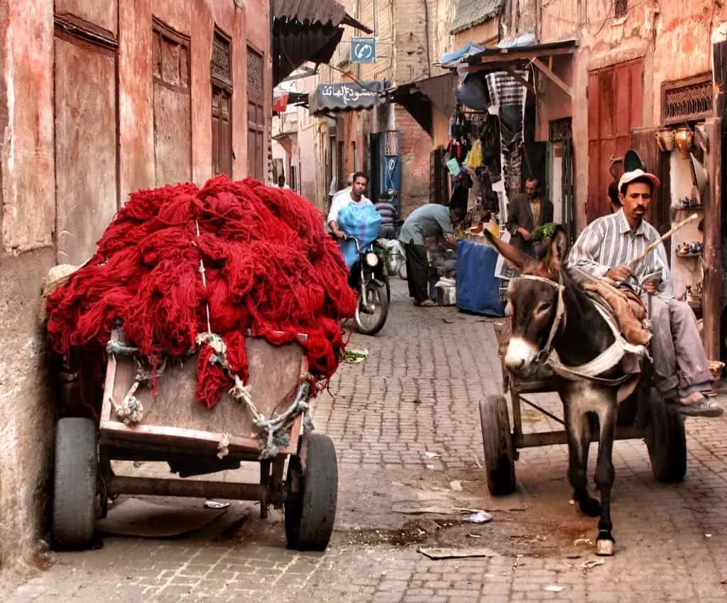 In macchina o a piedi per le strade del Marocco.