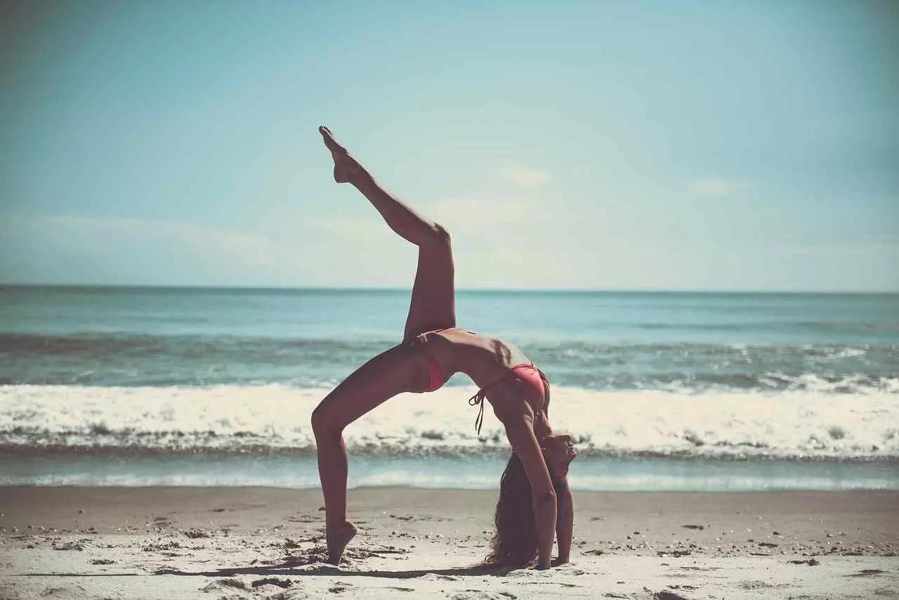 Alcune posture che riuscirai a fare, oltre a darti benessere, saranno anche belle da vedere.
