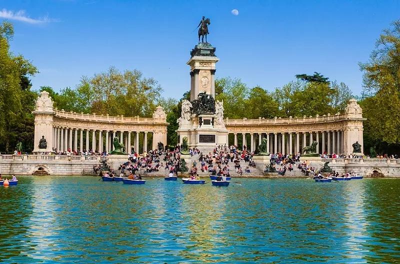 Quale città visitare in Spagna? La capitale spagnola pullula di parchi per godersi il sole.