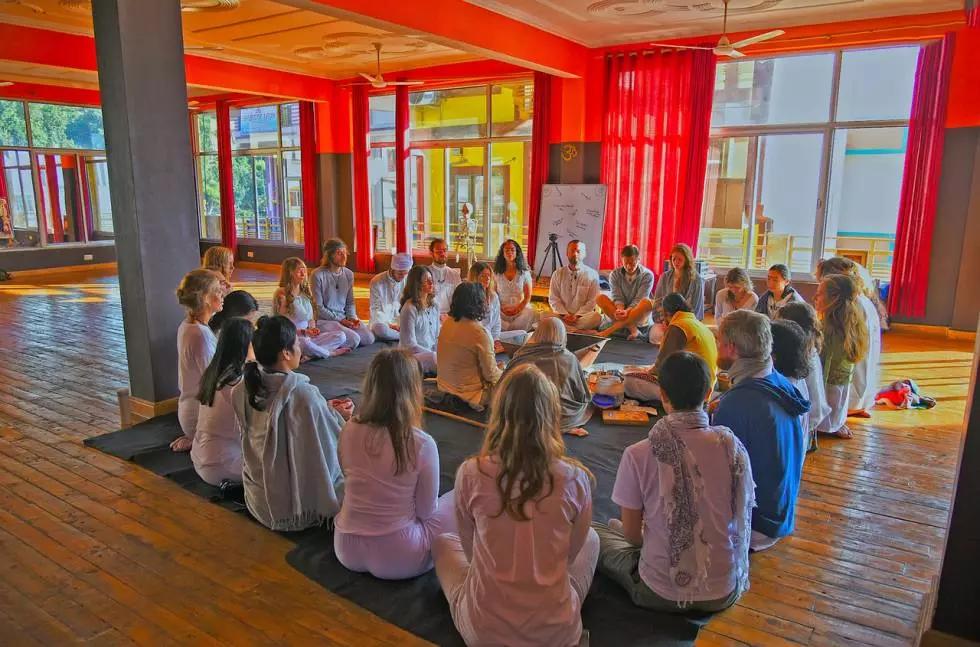 Sentiti libero di prendere lezioni di yoga prima di iniziare da solo.