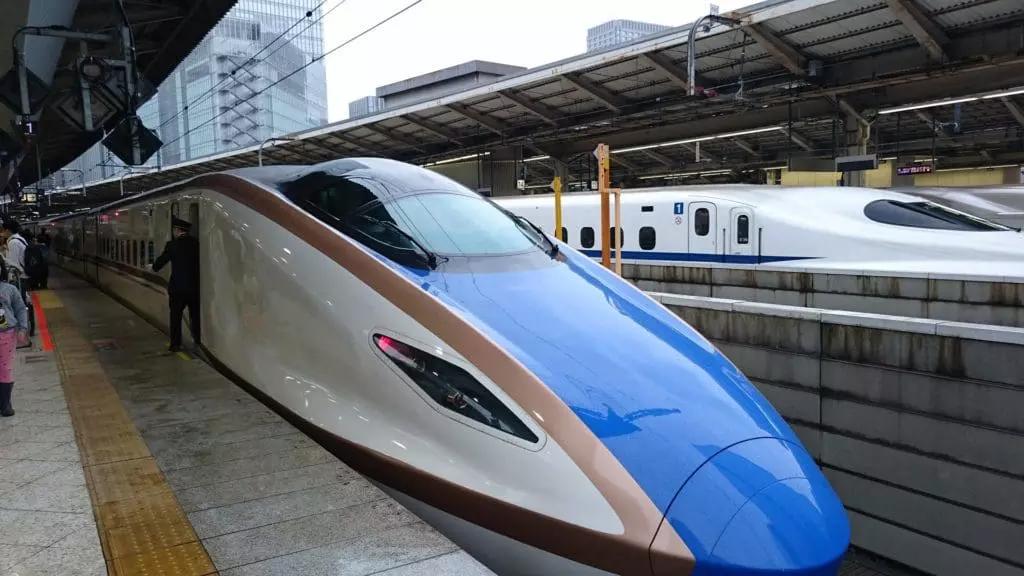 I treni giapponesi raggiungono una velocità di centinaia di chilometri orari.