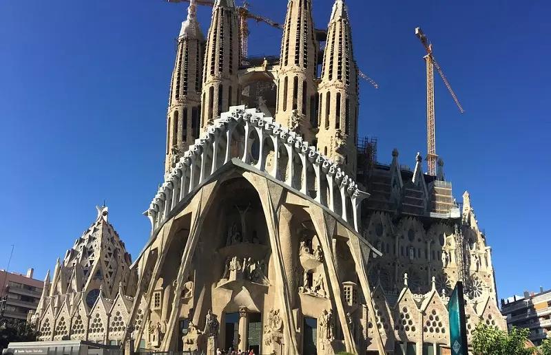 La Sagrada Familia è uno dei monumenti che non possono mancare nella tua to do list quando visiti Barcellona.