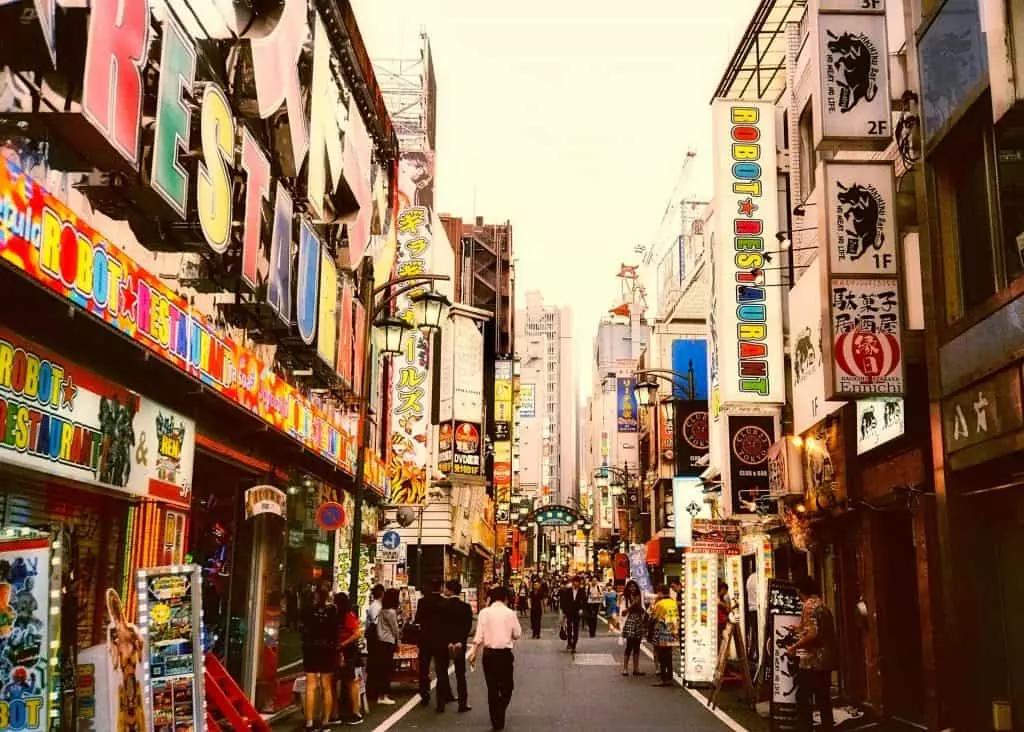 Nella zona di Shinjuku trovi i palazzi del potere economico e politico, oltre a centri per lo shopping.