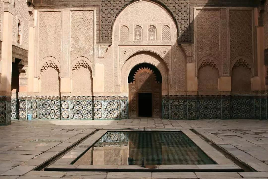 In alternativa a un albergo potresti alloggiare in un tradizionale riad.