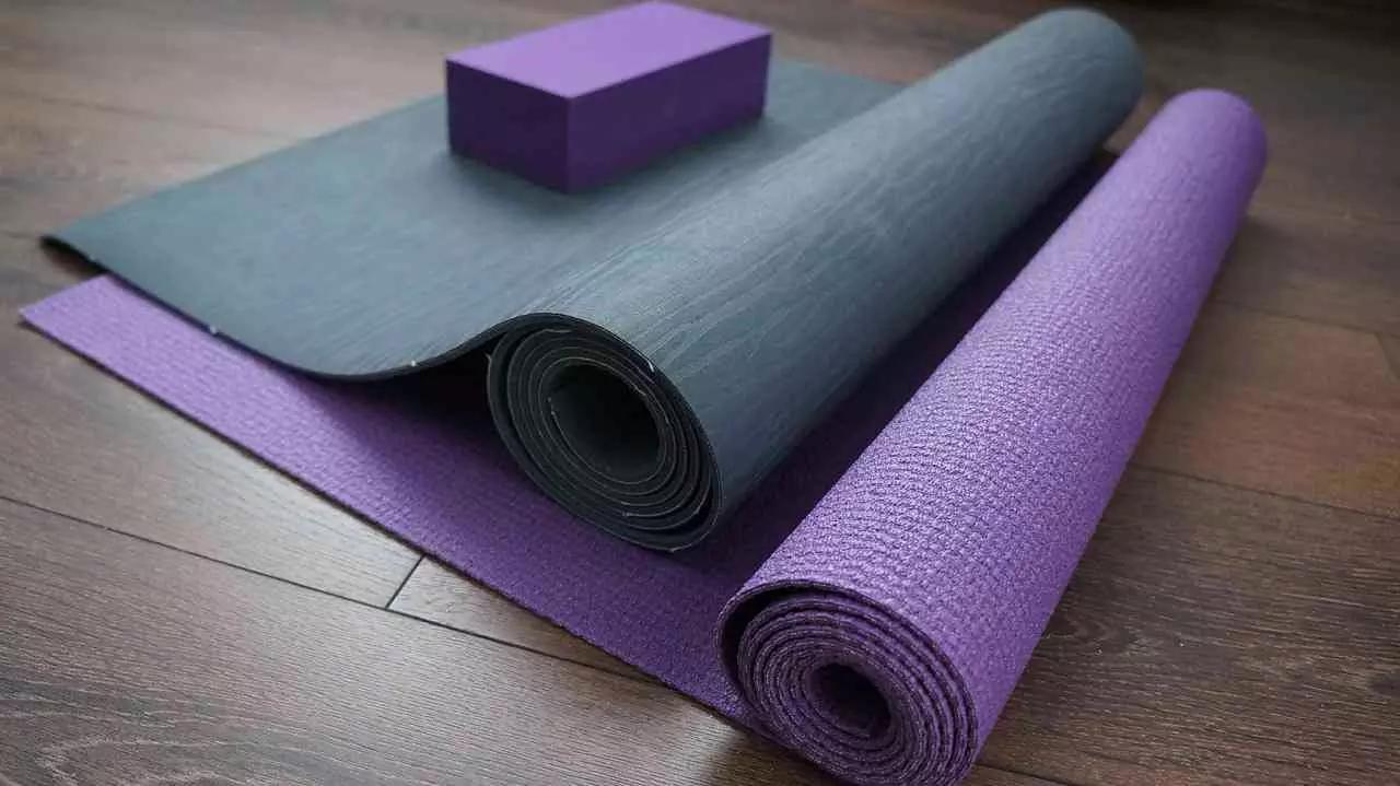 Nella pratica in palestra, è sempre consigliato posizionarsi su di un tappeto, per evitare il freddo e per non scivolare.