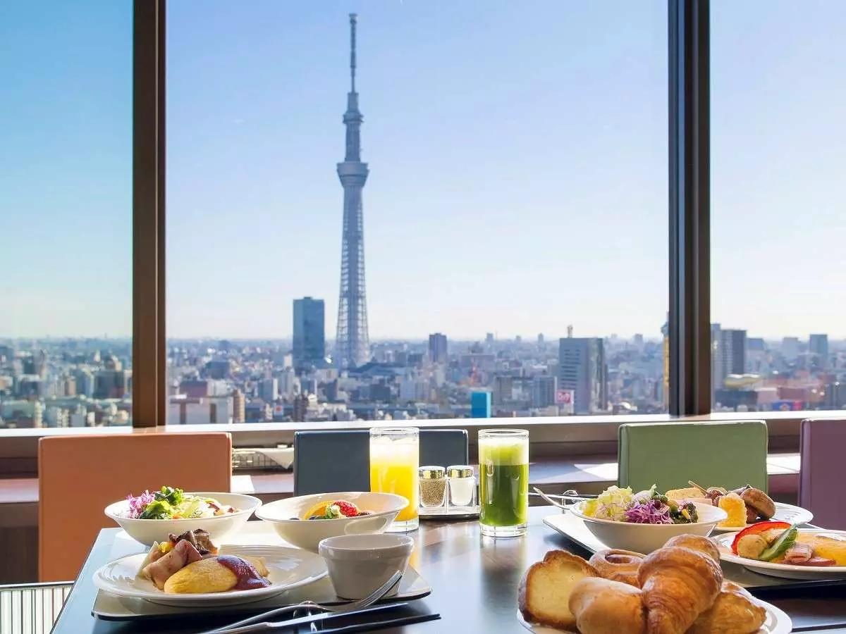 Prima di cercare il tuo albergo a Tokyo informati anche su altri tipi di alloggio locali e sulle diverse attività che ogni quartiere della megalopoli ha da offrirti.