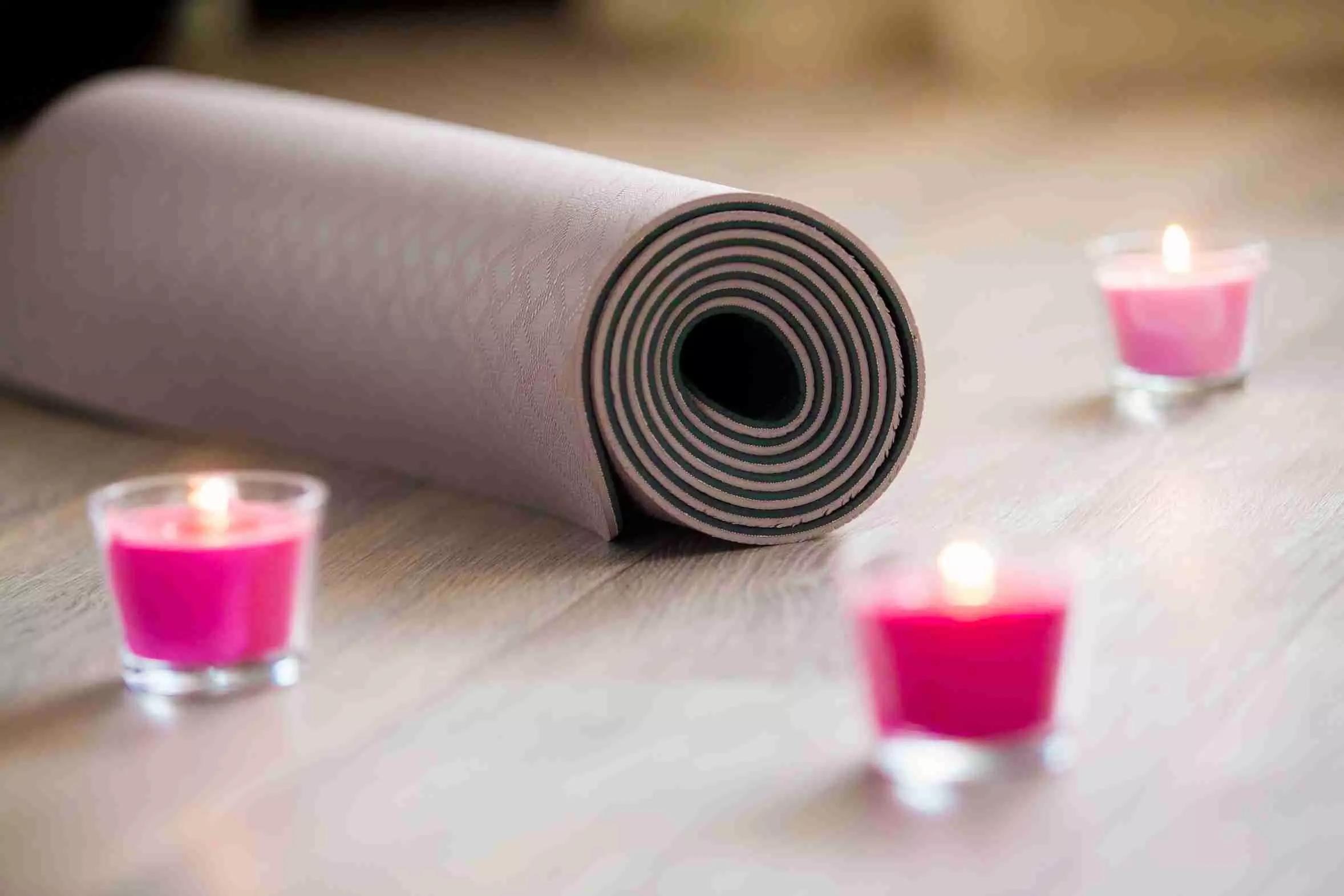 Segui i nostri consigli per individuare quali accessori siano veramente irrinunciabili a lezione di yoga.