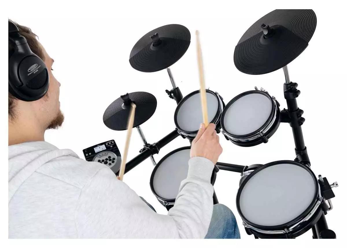 Non per questo, però, le acustiche non trovano posto sulla scena metal, rock, punk, etc.