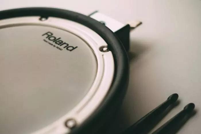 Se acquisti una batteria elettronica, puoi anche collegarti a un amplificatore o utilizzare delle cuffie per goderti al meglio il suono!
