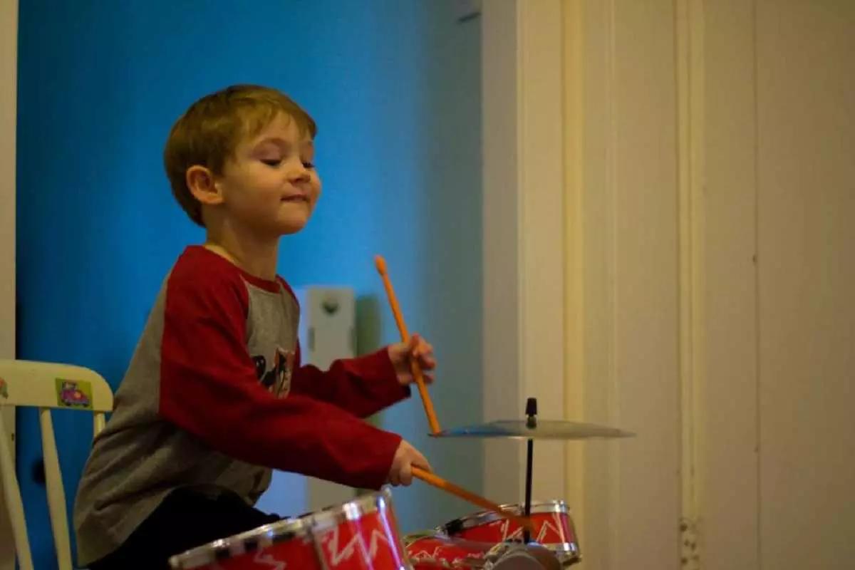 Abitua tuo figlio a produrre musica in qualsiasi condizione e modo, i risultati arriveranno da soli.