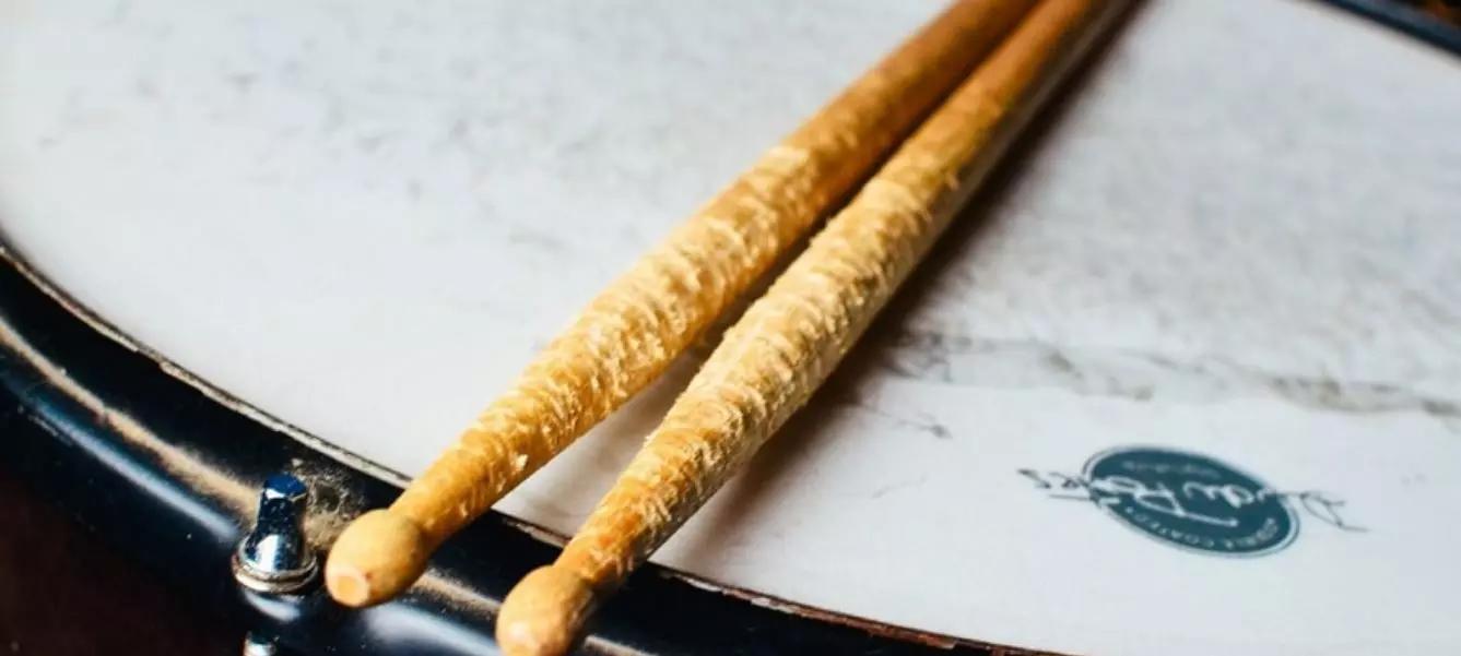 Per diventare un insegnante di batteria devi prima studiare musica a scuola o privatamente, oppure formarti da solo per poi insegnare presso scuole di musica o lavorare in maniera autonoma come insegnante privato.