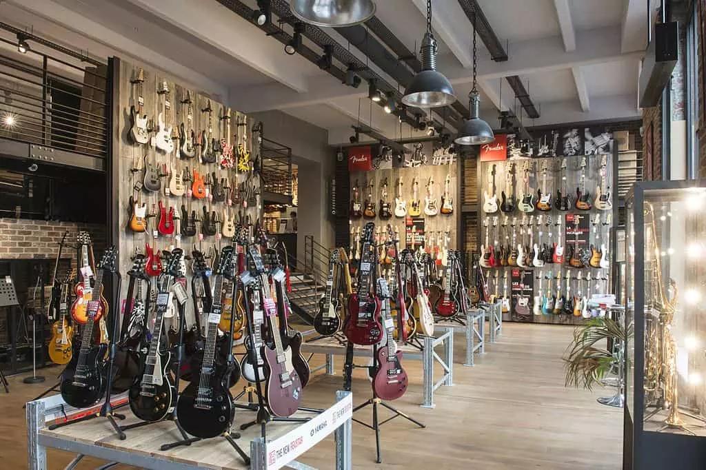 Compra la tua prima batteria in un negozio di musica.