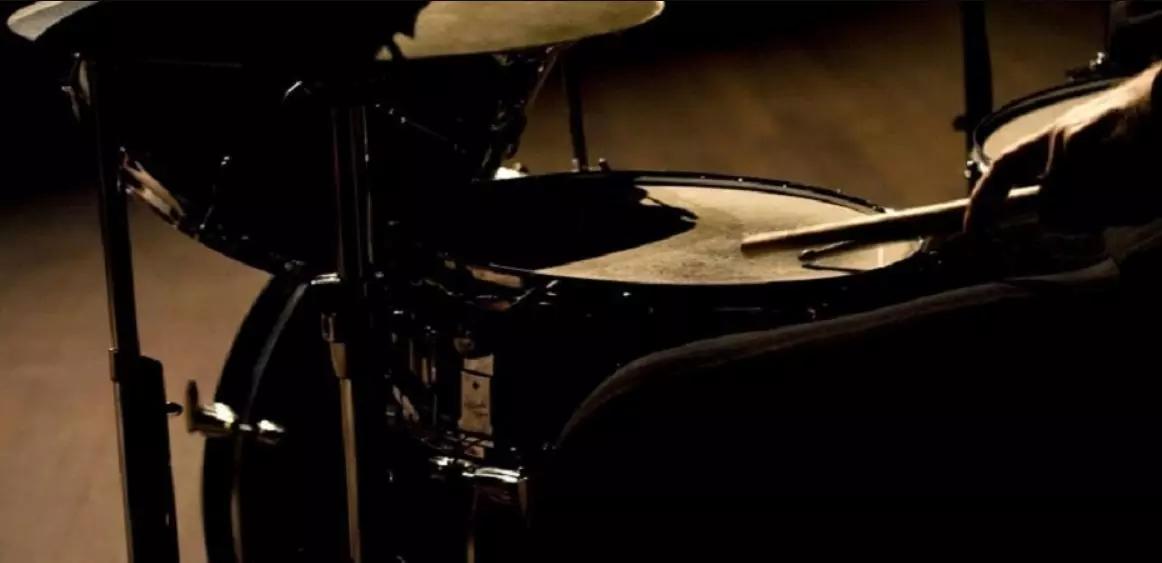 Nuova o usata, acustica o elettronica, completa o base, sono alcune delle scelte che devi fare prima di comprare la tua prima batteria e prendere lezioni private.