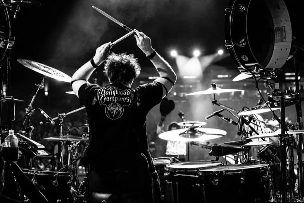 Ogni insegnante sceglie se offrire un corso di batteria in gruppo o individuale.