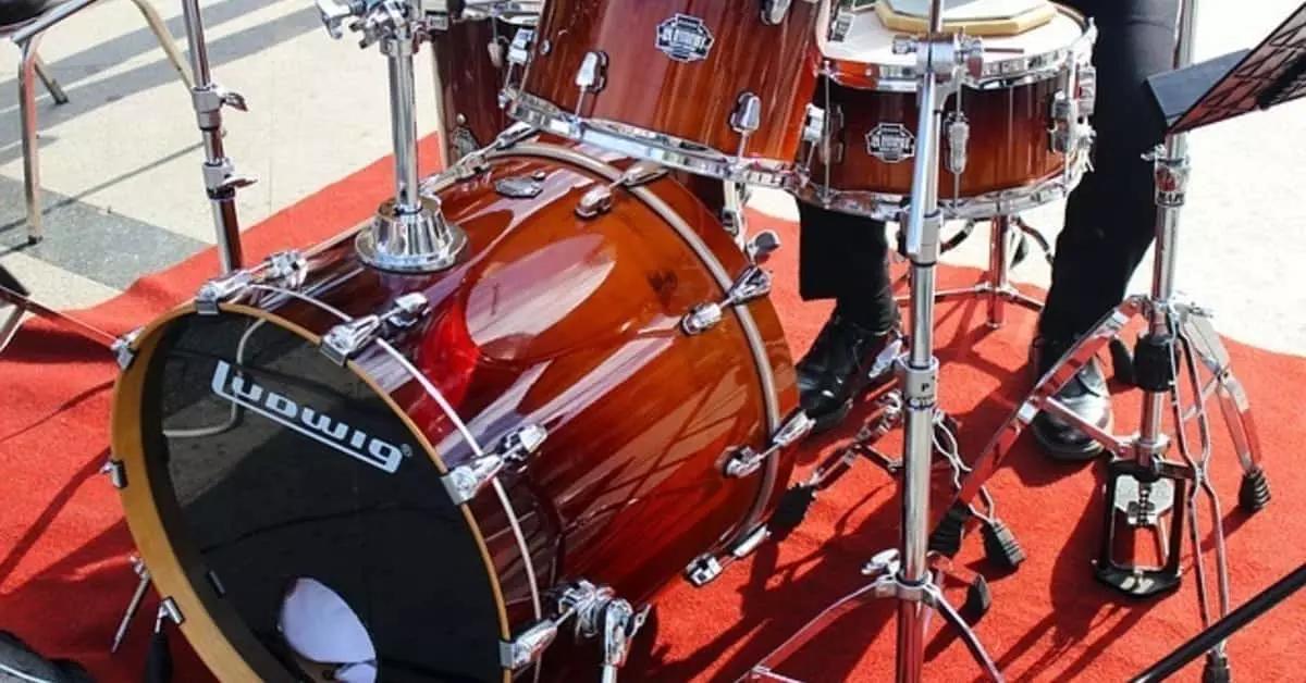 Per un corso di batteria a Milano puoi seguire un corso accademico al conservatorio o negli istituti AFAM oppure imparare a suonare con scuole e associazioni musicali e un insegnante di batteria a domicilio.