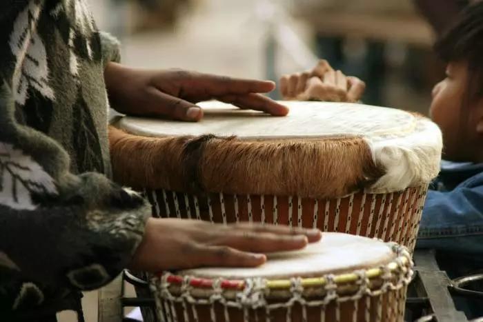 Chitarra acustica, flauto, strumenti a fiato, djembe, contrabbasso ... Ogni strumento ha la sua storia!