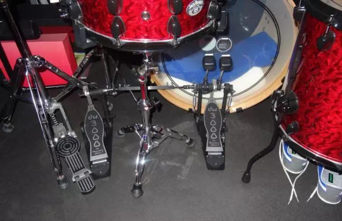 Il doppio pedale permette di accelerare il ritmo. 