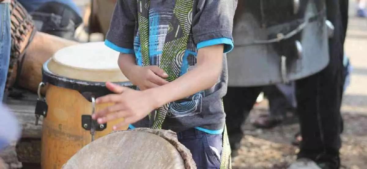 Se gli hai già regalato la batteria per piccoli e ora te ne chiede un’altra, forse è giunto il momento di iscriverlo a lezione.