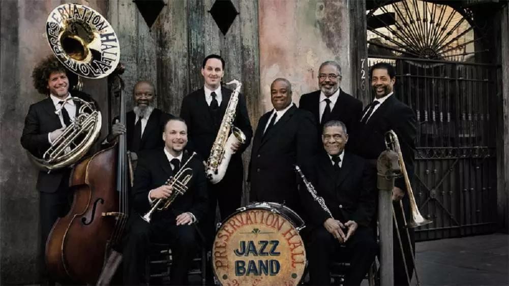 La batteria riveste un ruolo di rilievo nella realizzazione dei brani jazz.