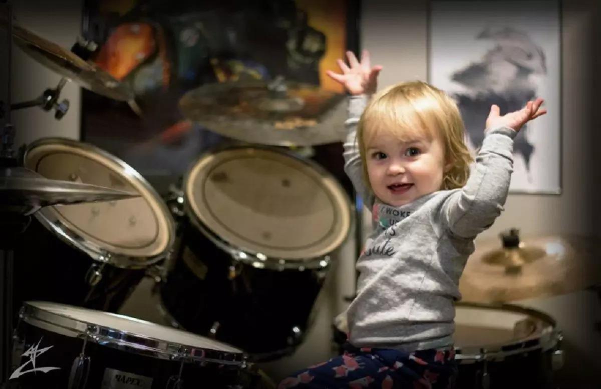E sapevi che suonare la batteria, così come altri strumenti, ha un effetto benefico su tuoi figlio e sulla sua crescita?