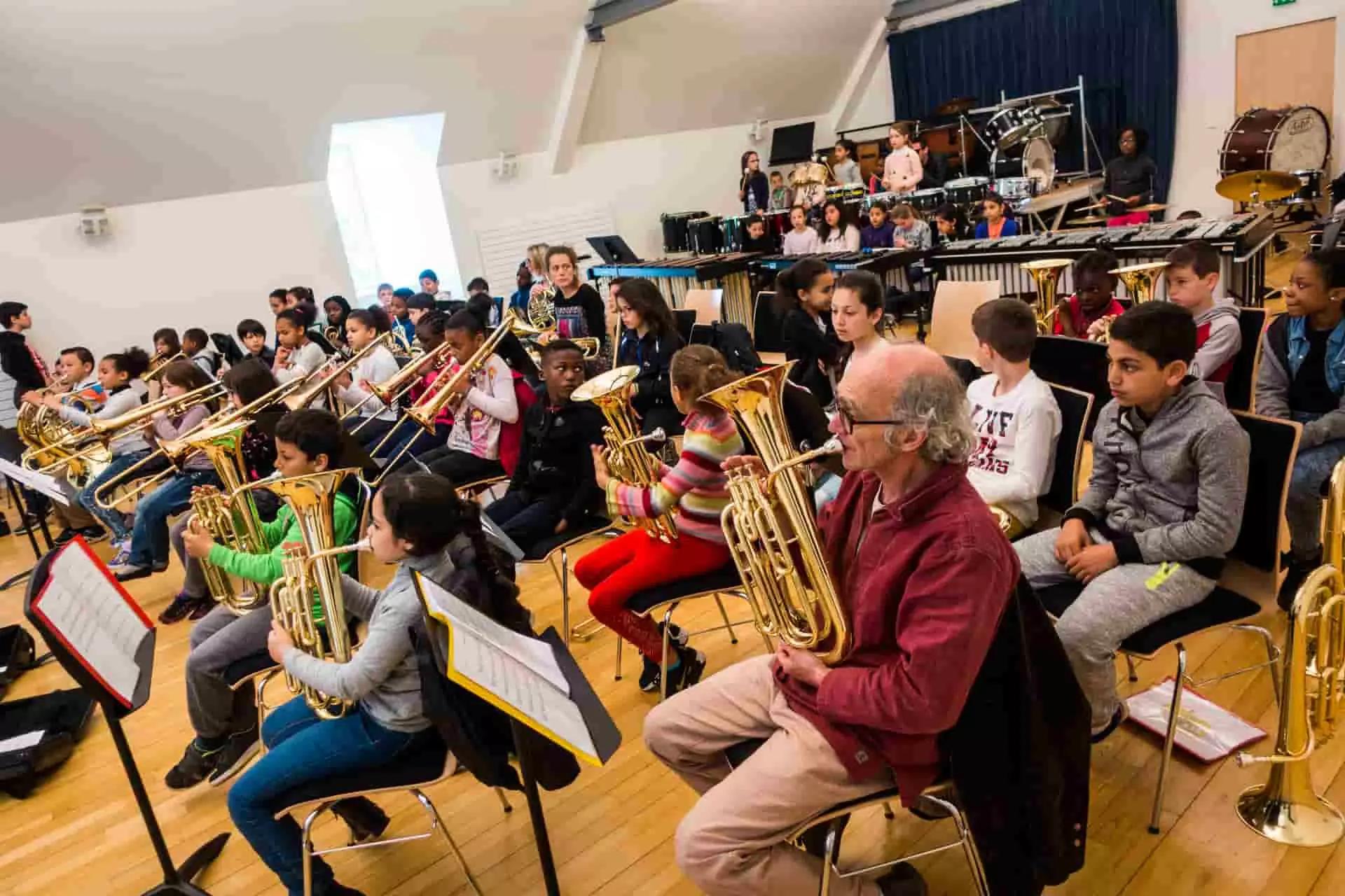 Nelle scuole di musica di Napoli ci sono corsi di strumento per bambini e adulti.