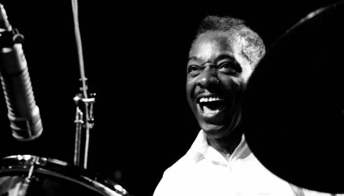 Prendere lezioni di batteria nella scuola di musica di Kenny Clarke? Il sogno di tutti i batteristi apprendisti!