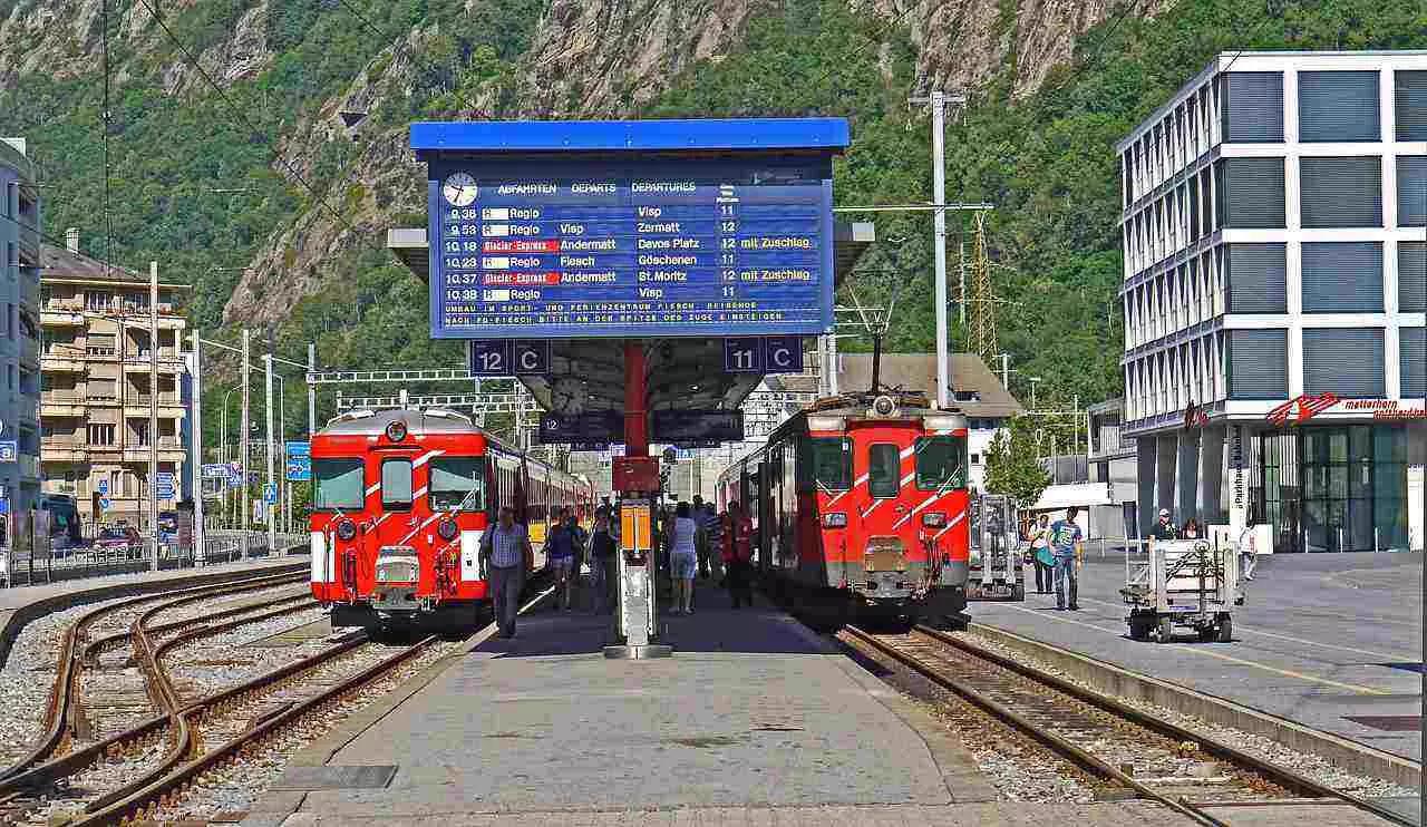 Mezzi pubblici o mezzi propri, poco importa: spendi soldi e perdi tempo che potresti dedicare ad altro.