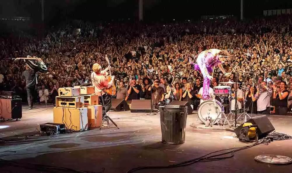 Il batterista degli Stray Cats non ha atteso l’invenzione degli small rum kits per ridurre la taglia della sua batteria.