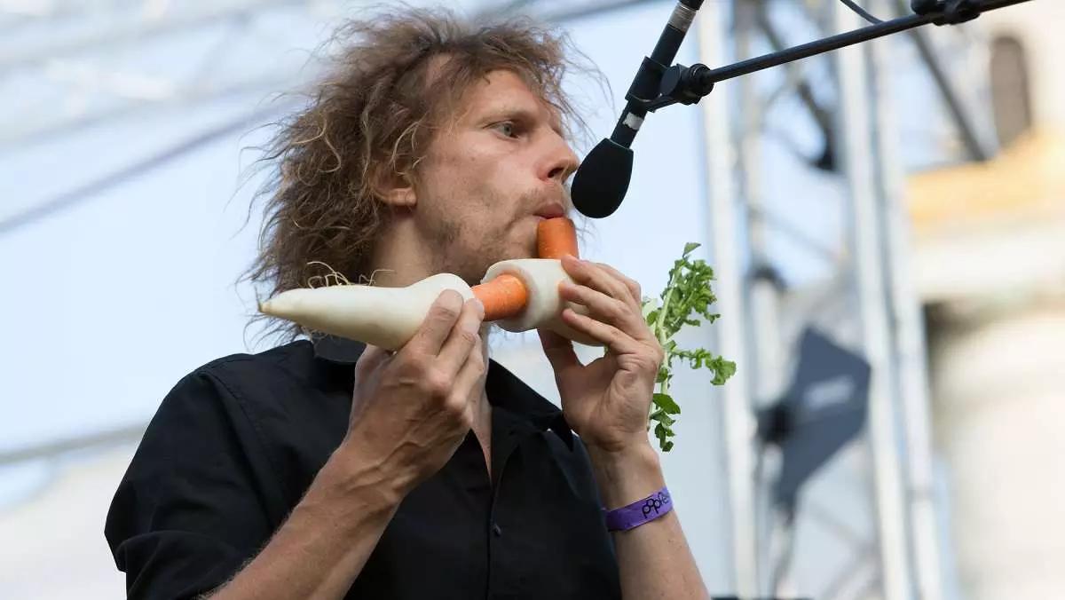 Del resto, la produzione di musica e di suoni è una delle prime esigenze delle società umane, da sempre.