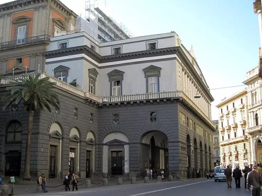 Il conservatorio di Napoli ha un percorso per batteria jazz.