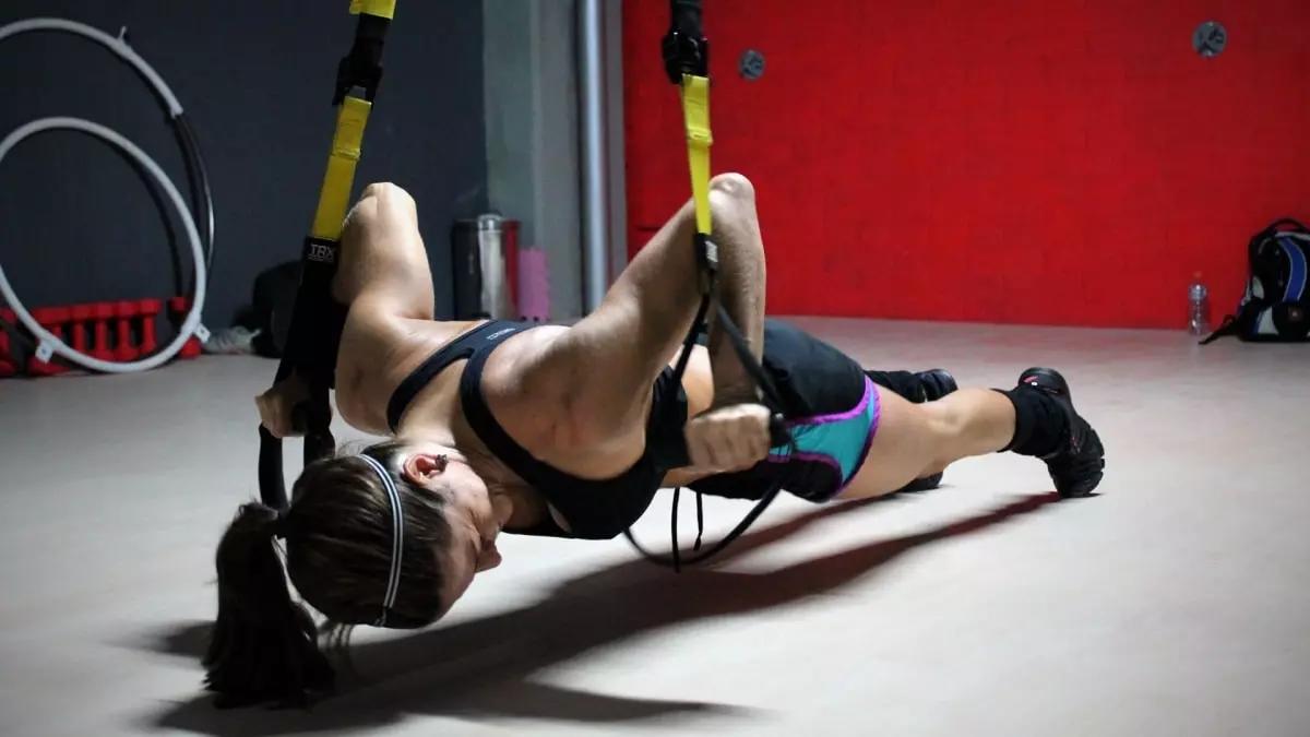 Un corso di personal trainer milano ti aiuta con gli esercizi con il TRX.