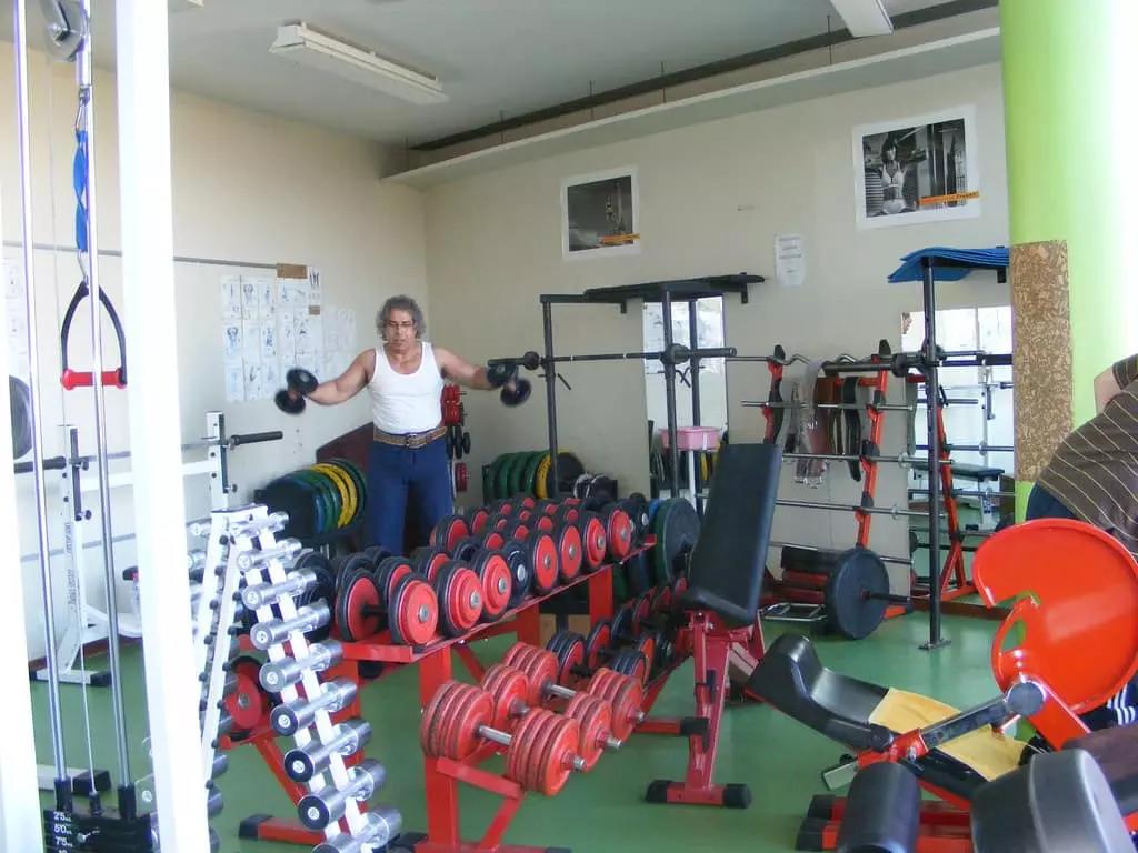 Per un corso di personal training a domicilio puoi munirti di alcune attrezzature per il rafforzamento muscolare come il bilanciere curvo, i cavi TRX, la spin bike, il vogatore, puoi fare esercizi come il military press e vedere i progressi nella perdita di massa grassa con la bilancia impendenziometrica.