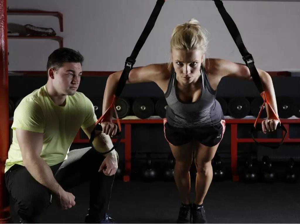 Con un personal trainer puoi fare i migliori esercizi con il TRX.