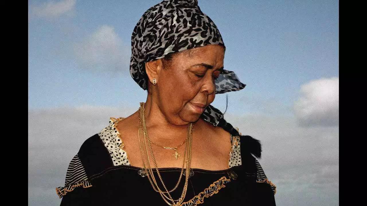 Cesaria Evora canta con Adriano Celentano una versione de Il ragazzo della via Gluck.