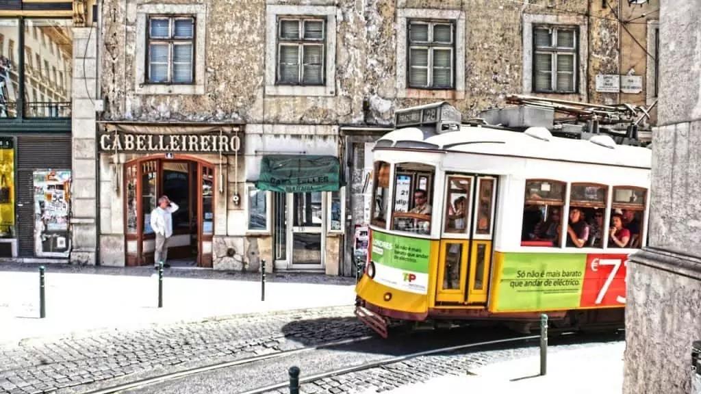 Per lezioni di portoghese fai da te puoi servirti delle risorse della rete come il sito Wikiuniversità o i canali Youtube, ma ricordati che sono adatte a principianti.