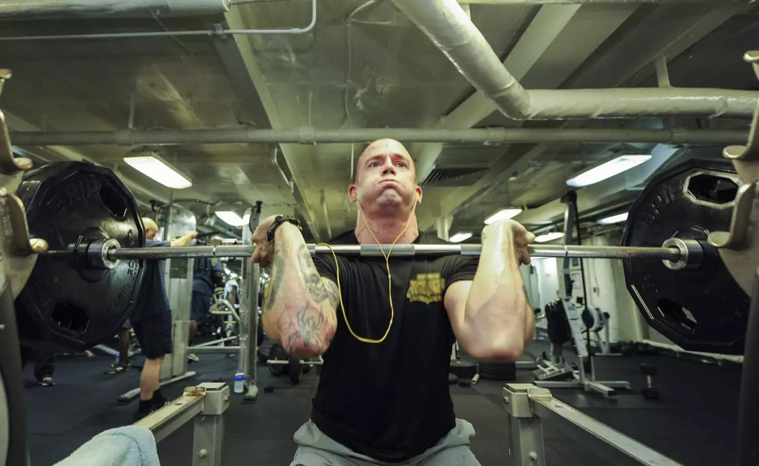 Il lento avanti con bilanciere o military press è un esercizio che rafforza i muscoli delle spalle, dandoti maggiore forza, equilibrio e resistenza a patto che tu tenga la giusta postura e segua i consigli del tuo personal trainer.