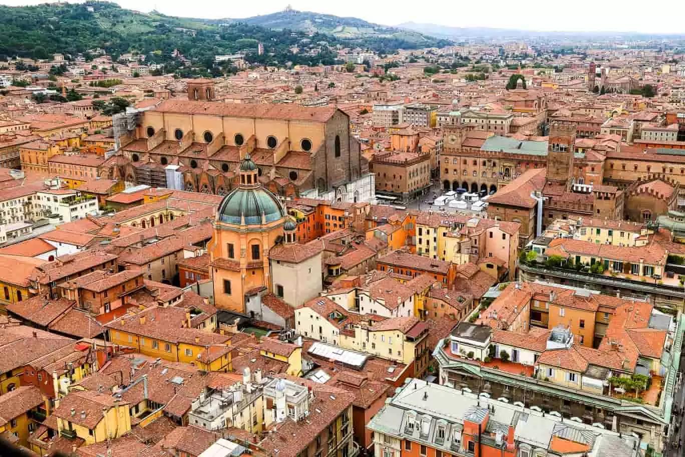A Bologna puoi trovare il corso di portoghese più adatto a te tramite l'università, se sei uno studente, tramite associazioni, scuole di lingua, enti di formazione e insegnanti a domicilio, qualunque siano la tua età e i tuoi obiettivi.
