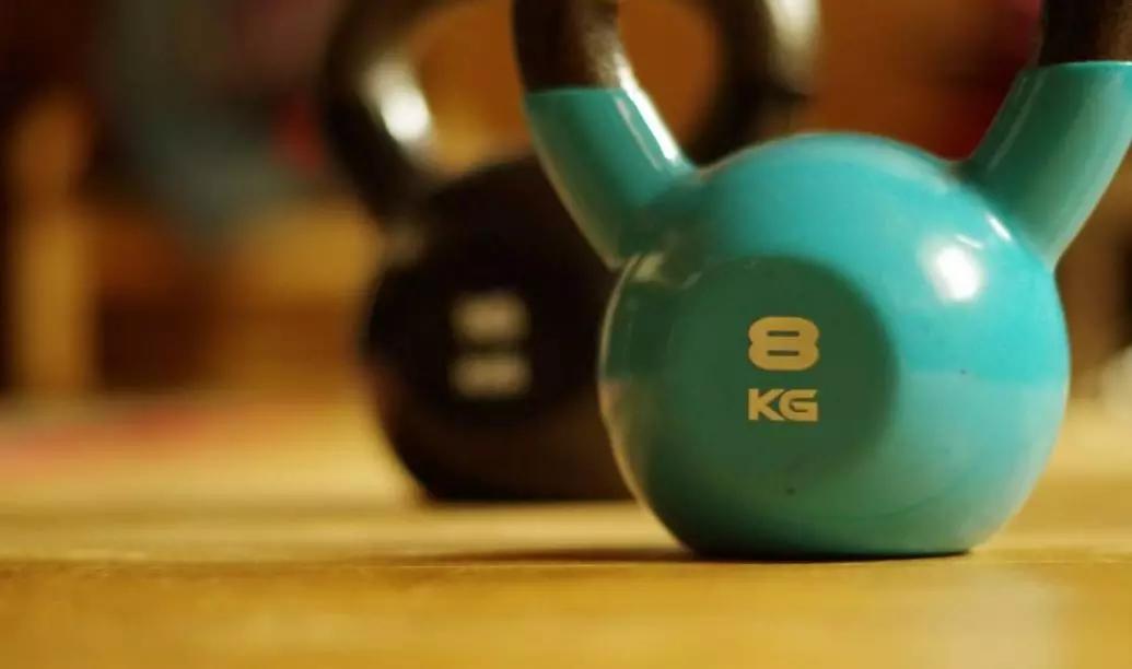 Il kettelbell è uno strumento per l'allenamento con i pesi che si può usare con lo squat e altri esercizi per un lavoro completo con tutto il corpo grazie alle indicazioni del tuo personal trainer.
