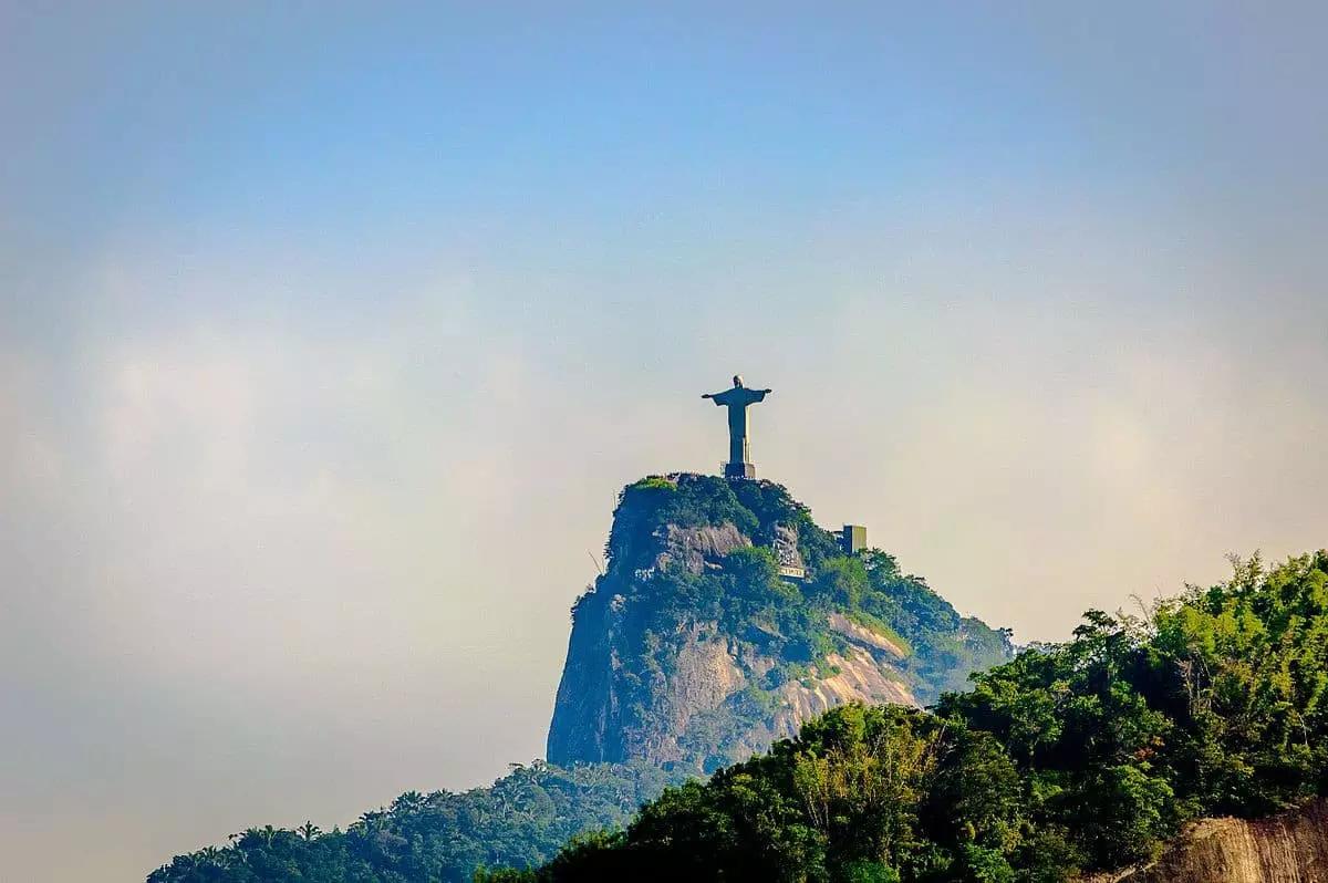 Le migliori app per imparare il portoghese come Babbel o Mondly sono utili per migliorare il lessico e fare esercizi di ascolto, ma per un approccio completo anche alla grammatica e alla cultura del posto è sempre meglio prendere lezioni private.