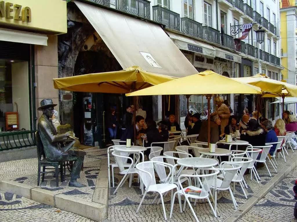 Imparare portoghese serve a parlare con le persone lusofone.