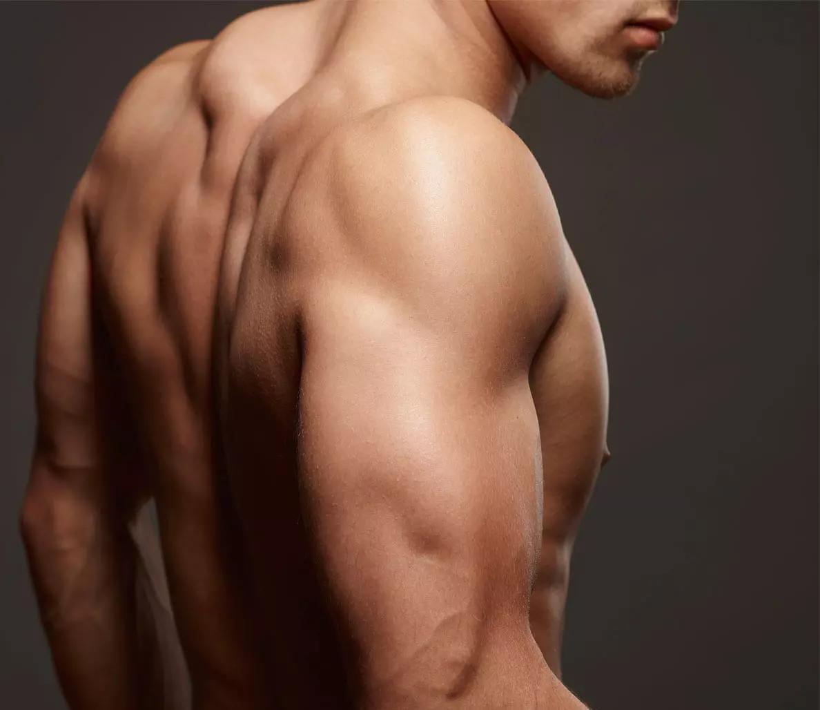 Con il military press rafforzi i muscoli delle spalle.