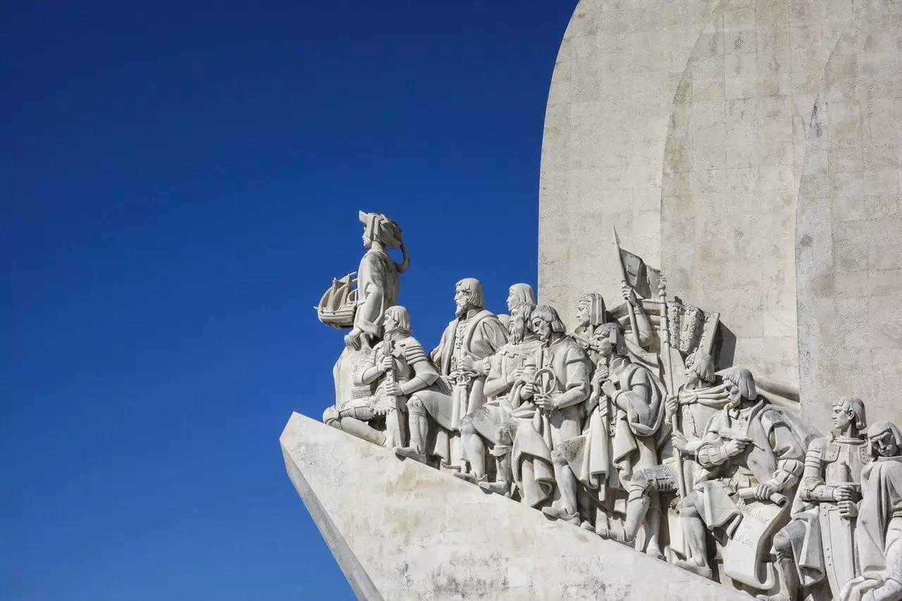 La storia del Paese e la diffusione della sua lingua sono strettamente legate alle esplorazioni marittime.