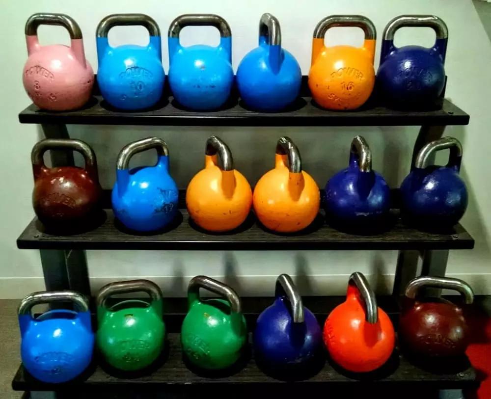Prova a fare esercizi per le braccia con il kettlebell.