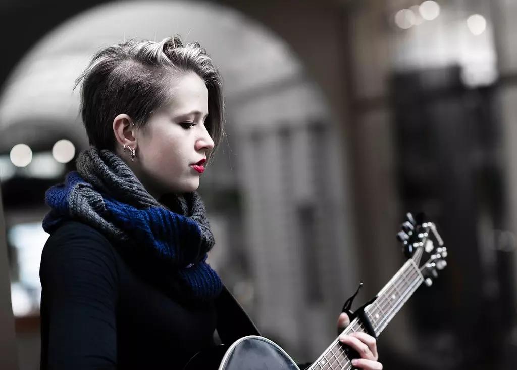 Con delle lezioni di chitarra puoi allenarti con le semicrome ed eseguire virtuosismi.