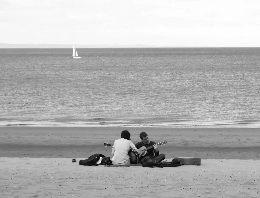 Far parte di un gruppo musicale aiuta a migliorare la ritmica con la chitarra.
