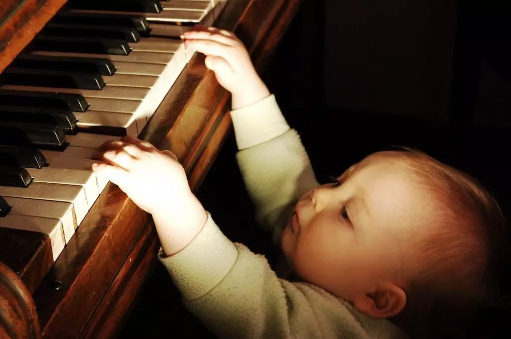 Prima di seguire lezioni di pianoforte formale i bambini cominciano con la propedeutica musicale.