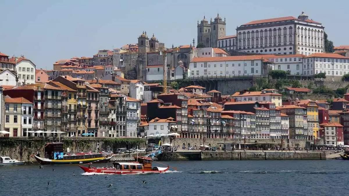 Il Paese è relativamente piccolo, ma offre molto: montagna, mare, cultura, architettura e molto altro.