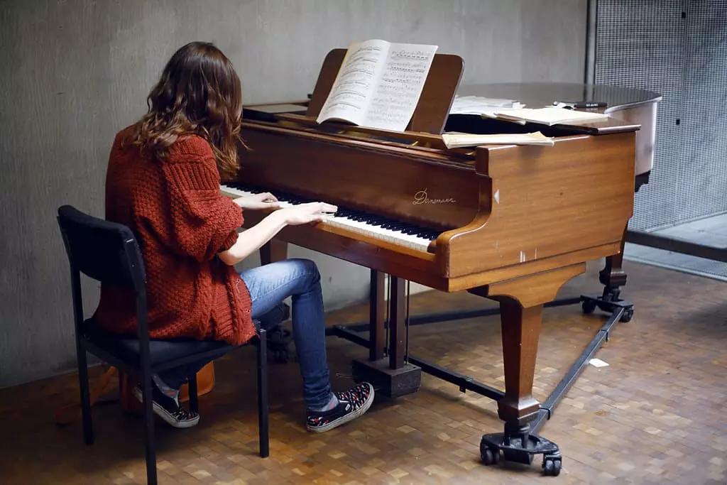 Molte scuole di musica offrono corsi di livello preaccademico in vista dell'ingresso al conservatorio.