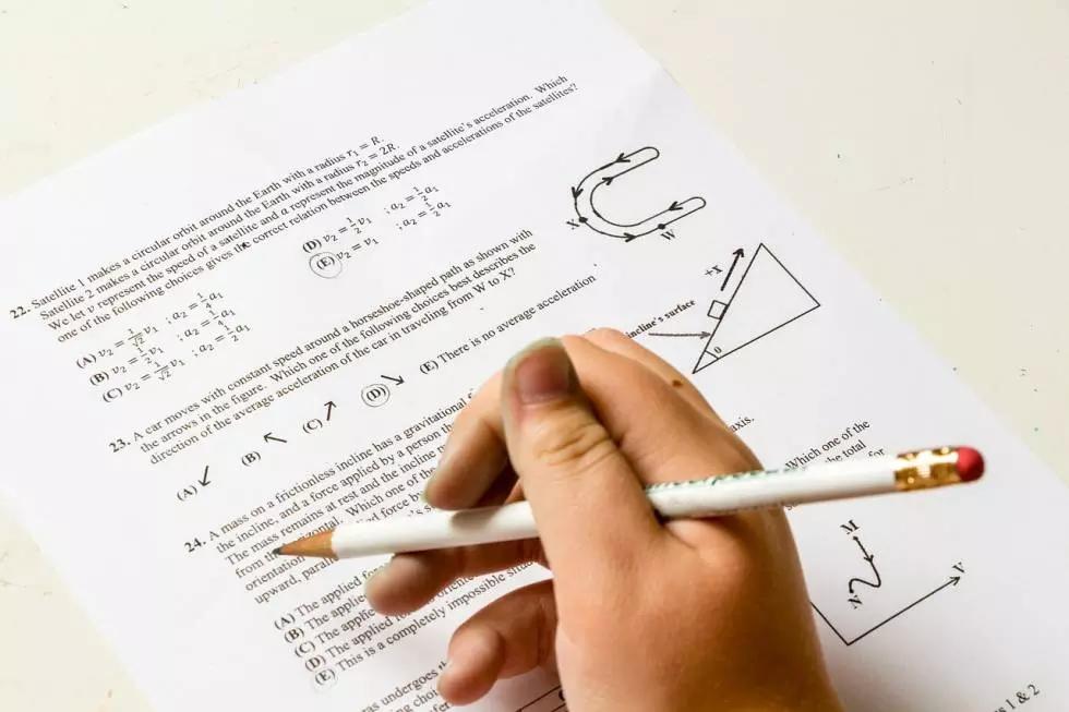 Gli esercizi di matematica sono già abbastanza complicati del genere senza dover arrivare ai numeri tripartiti!
